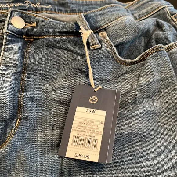 Woman’s medium washed distressed Jeans by universal Thread.  NWT size 20W - Picture 2 of 9